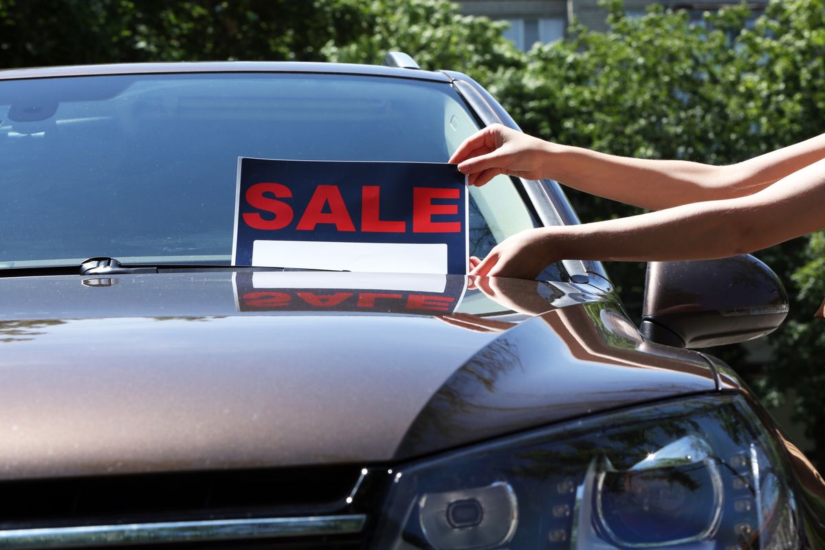 How to Become an Internet Car Salesperson